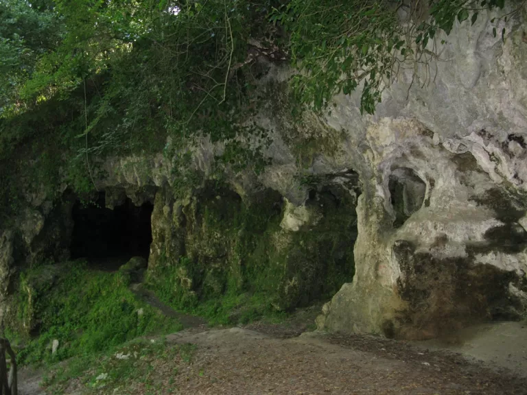 Grotte di Tremusa a Scilla